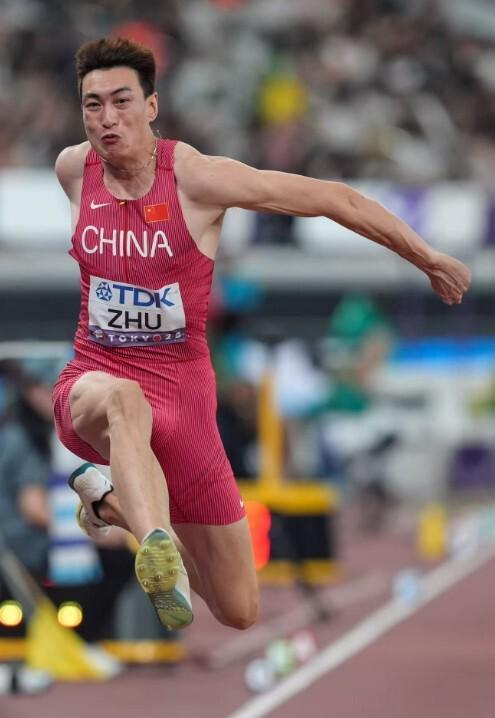 为上板犯规, 的成绩领先 为上板犯规, 的成绩领先